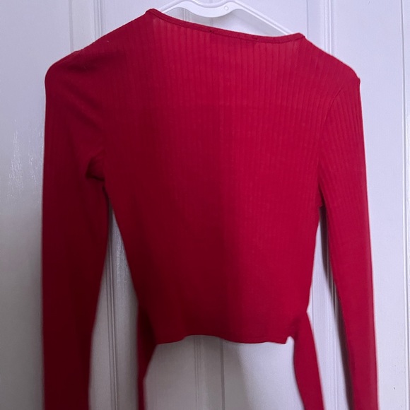 Red tie to the front top - Picture 2 of 2